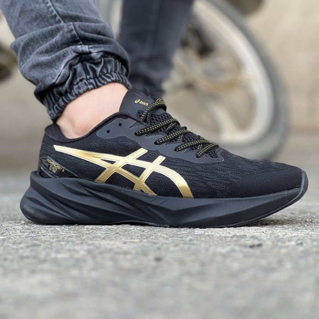Asics Novablast 3 Preto/Dourado