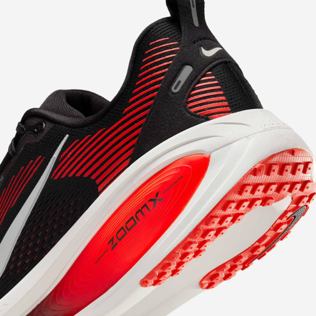 Nike Vomero 18 - Preto/Vermelho